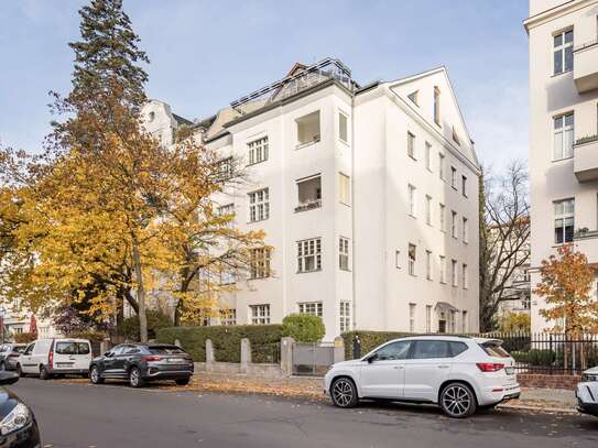 Elegante Altbauwohnung mit Balkon und edlem Parkett in Berlin-Grunewald