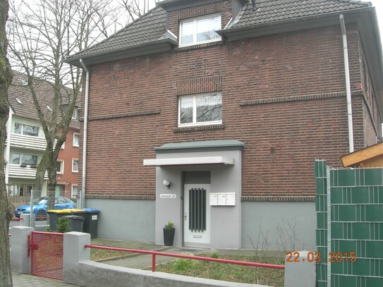 helle 3-Zimmer-Wohn. (od. großzügige 2-Zimmer-Wohn)., 1. OG, in gepflegtem 3-Fam-Haus