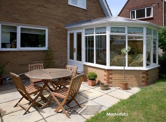 Einfamilienhaus mit Terrasse und Garage