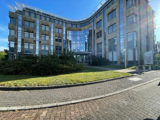 Moderne Gewerbeflächen mit Büros und Hallen in Neuss zur Miete.