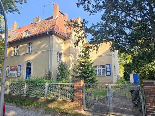 Große Doppelhaushälfte in Berlin-Lichterfelde zu verkaufen.