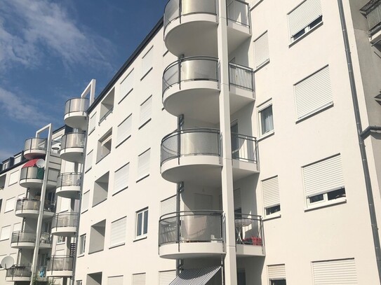 Tolle neu renovierte 4-Zimmer-Wohnung mit Aufzug+Balkon+Tiefgarage in Karlsruhe