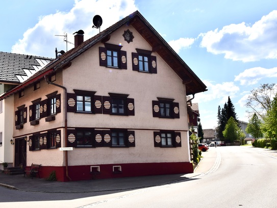Gelegenheit - historisches Haus mit geflegtem Garten und 2 Garage direkt im Zentrum von Oberreute