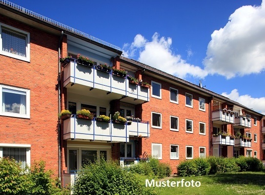 Wohn- und Geschäftshaus mit Balkon und Terrasse