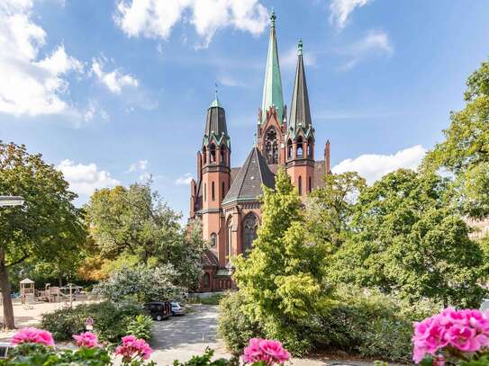 3-Zimmer-Altbauwohnung mit französischem Balkon und idyllischem Blick auf die Apostel-Paulus-Kirche