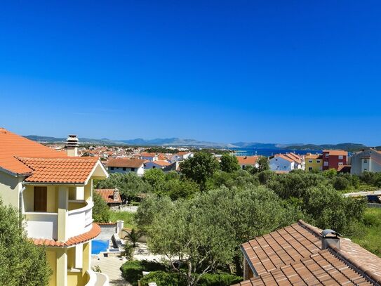 VODICE - Haus mit Pool und Garten, Garage, ruhige Lage