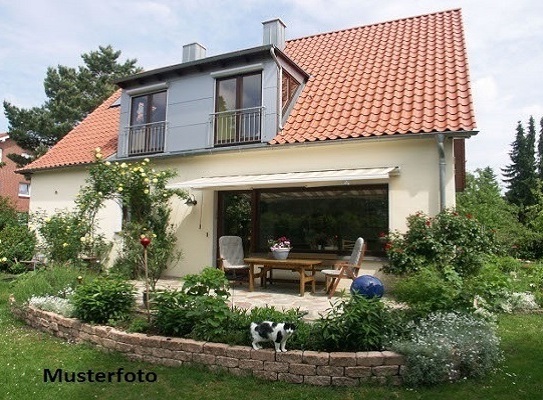 Freistehendes Einfamilienhaus, Garten, Doppelgarage