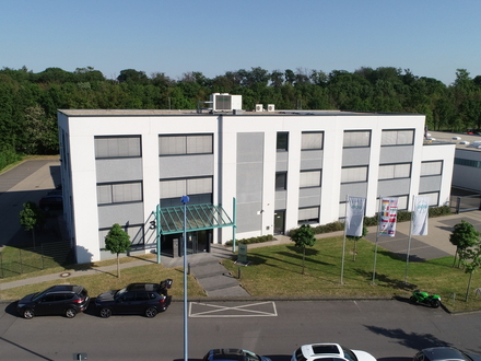 Ihr neuer Firmensitz! Modernes Bürogebäude mit Hallenfläche in Langenfeld.