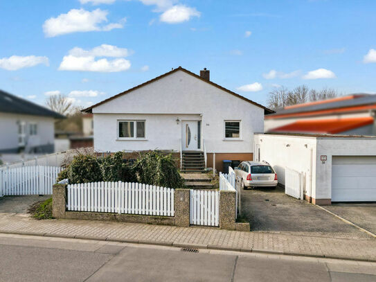 Verkauf: Stilvoll renovierter Bungalow mit 2 Einliegerwohnungen und großen Garten!