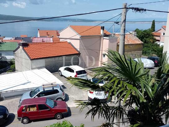 Geräumige Zwei-Zimmer-Wohnung mit Meerblick und Garage in Crikvenica