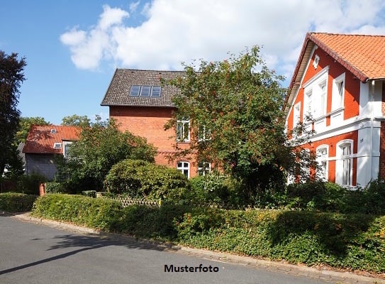 Einfamilienhaus und Gartenland