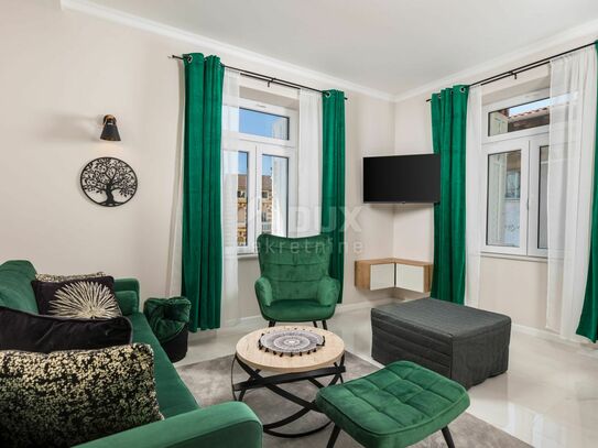 OPATIJA, LOVRAN – Luxusinvestition – 2 hervorragend renovierte Wohnungen in einer historischen Villa 100 m vom Meer ent…