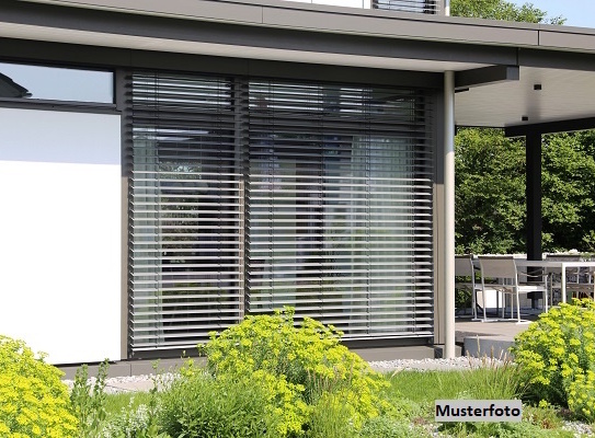 Freistehendes Einfamilienhaus mit Dachterrasse und Garage