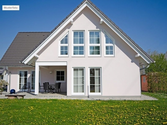 Einfamilienhaus mit Einliegerwohnung in 06429 Nienburg, Dorfplatz