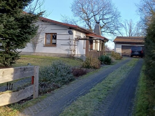 EFH im Bugalowstil mit Doppelgarage, Doppel-Carport und großen Garten