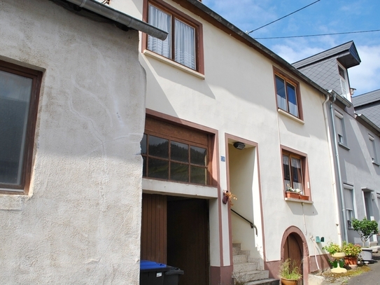 Renovierungsbedürftiges Reihenmittelhaus mit Garten