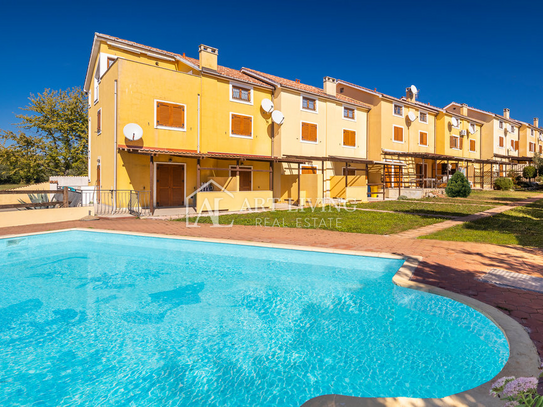 Poreč-Umgebung, Charmantes Reihenhaus mit Gemeinschaftspool