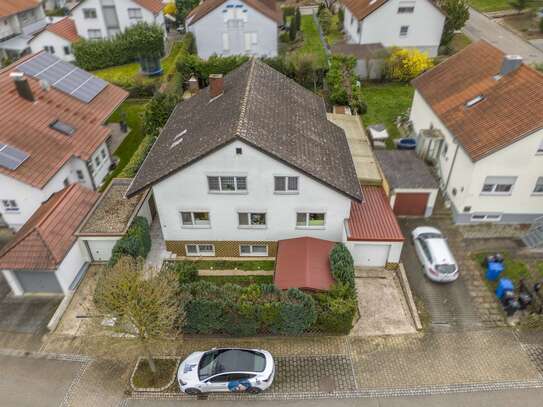 Zweifamilienhaus mit Ausbaupotenzial und idyllischem Garten