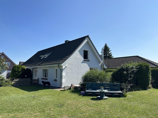 Sülfeld (OT-Tönningstedt) - Modernisiertes Doppelhaus auf Idyllischem Grundstück in Feldrandlage