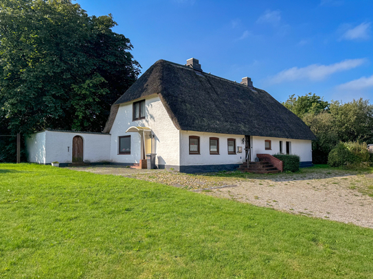 Weitere Bebauung möglich: teilbares Grundstück nahe Husum mit Reetdachhaus und Nebengebäude.