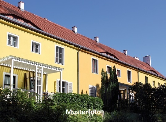 Mehrfamilienhaus mit Seitenflügel und Hofgebäude