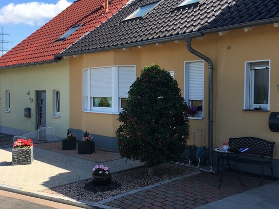 Doppelhaushälfte/Art Maisonette, großes Wohnzimmer, 3 Schlafzimmer, gr. Wohnküche, W-D-Bad, Terrasse/Garten/Carport, 12…