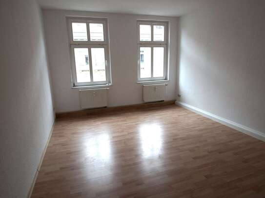 2-Zimmer-Wohnung in Lindenau, Laminat, Badewanne