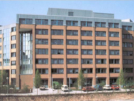 Außergewöhnliche Büroflächen in einladendem Gewerbepark zu mieten. Aufzug, modernes Konferenzcenter