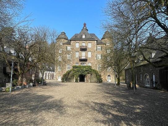 Aussergewöhnliche Maisonettewohnung im Schloss Allner  Ihr neues Zuhause wartet!