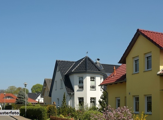 Einfamilienhaus-Bungalow mit Gartenhaus