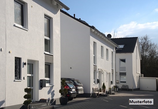 2-Familienhaus nebst 3 Garagen - provisionsfrei