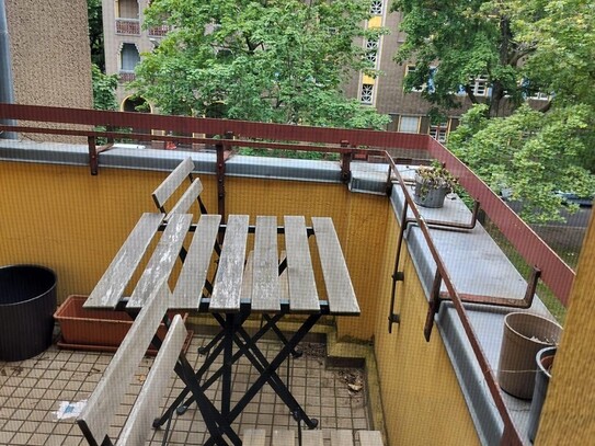 Schöne und sehr helle Wohnung in Reinickendorf mit Terrasse und einem riesigen Park direkt dahinter