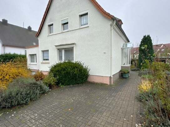 Freistehendes Einfamilienhaus mit neuer Gasheizung, Wintergarten, sofort beziehbar