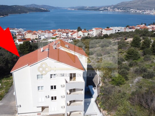 Penthouse-Wohnung mit zwei Garagenplätzen, Okrug Gornji