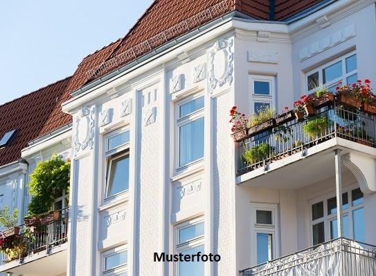 Ehemalige Hofstelle mit Stall, Maschinenhalle und Garage