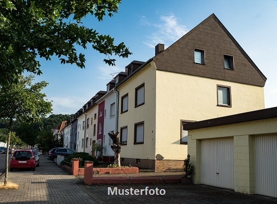 Landwirtschaftliche Hofstelle mit Schwimmbecken