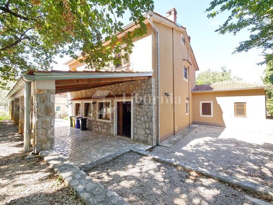 Krk, Malinska. House with restaurant and apartment, close to sea.