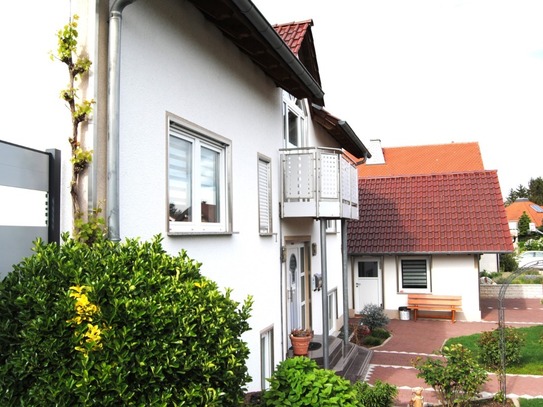 Bezaubernde Eigentumswohnung im 2-FH inkl. eig. Garten, D-Garage, 2 Stellplätze, Werkstatt, Kamin!