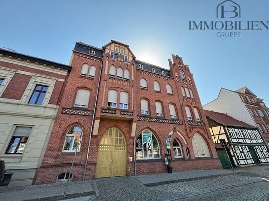 Moderner Schnitt - offenes Wohnung mit sonnigen Balkon