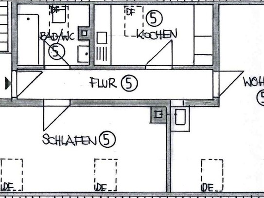 Renovierte 2-Zimmer Dachgeschoss-Wohnung mit Einbauküche nahe U-Bahn