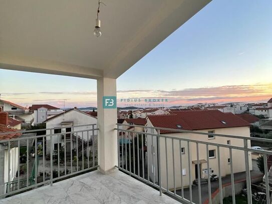 VODICE, neu, Dreizimmerwohnung mit Meerblick, 2. Stock, Terrasse