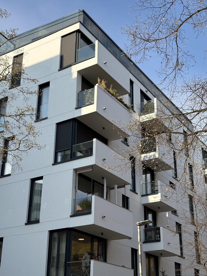 Moderne Neubauwohnung mit EBK, Aufzug und Abstellraum! - Photo 1