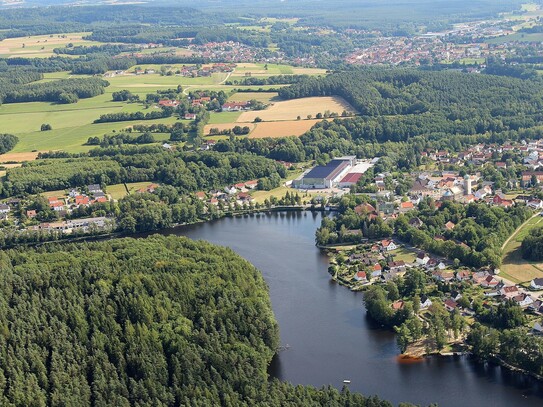 Vollerschlossenes Baugrundstück am See