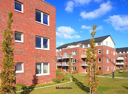 Freistehendes Mehrfamilienhaus mit 3 Wohnungen, Carport und Garage