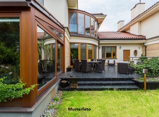 Einfamilienhaus, Dachterrasse, Doppelgarage mit Grube