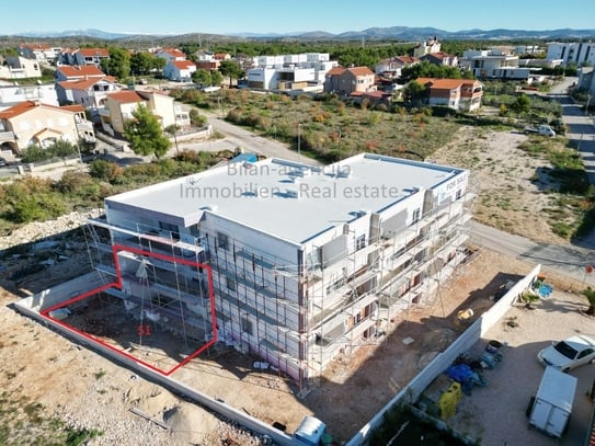 Vodice, neue Wohnung auf zwei Etagen, mit Garten