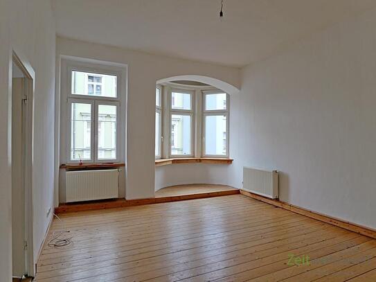 (12403_01) MGN: helle 2-Raum-Wohnung mit Parkett und Holzdielung, Stuckdecken, Balkon und EBK in der Innenstadt