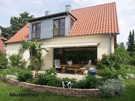 Wohnhaus, Garten, Carport