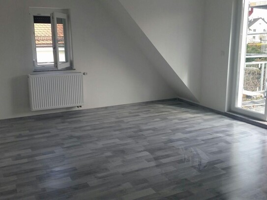 schöne 3,5 Zimmer DG Wohnung mit Einbauküche, Balkon, Keller und Stellplatz