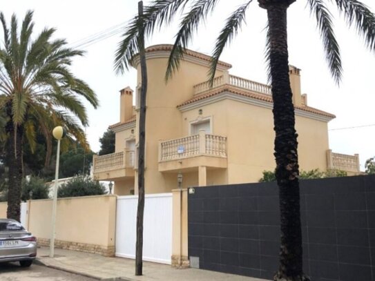 Fabelhafte Luxusvilla in Cabo Roig mit vier Schlafzimmern, vier Badezimmern und einem privaten Swimmingpool